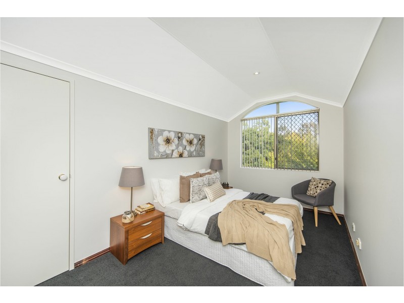 6 Lakeside Drive, Helena Valley WA 6056