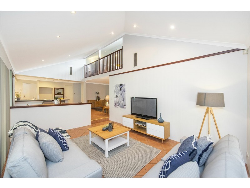 6 Lakeside Drive, Helena Valley WA 6056