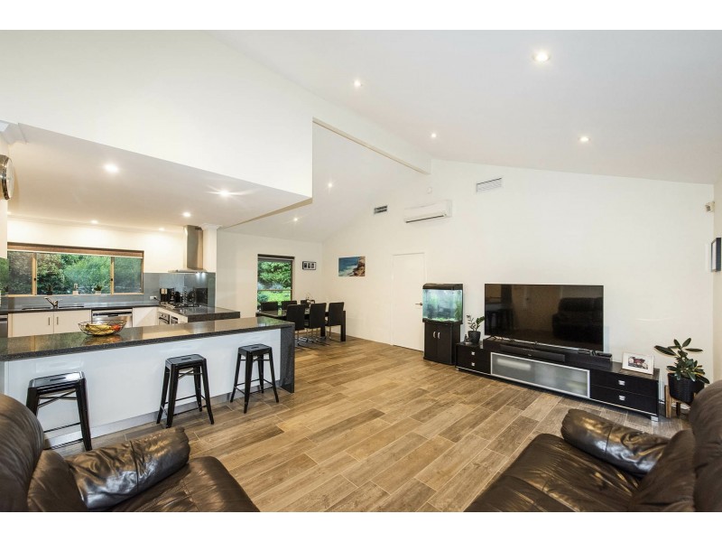 8B Simeon Close, Kalamunda WA 6076