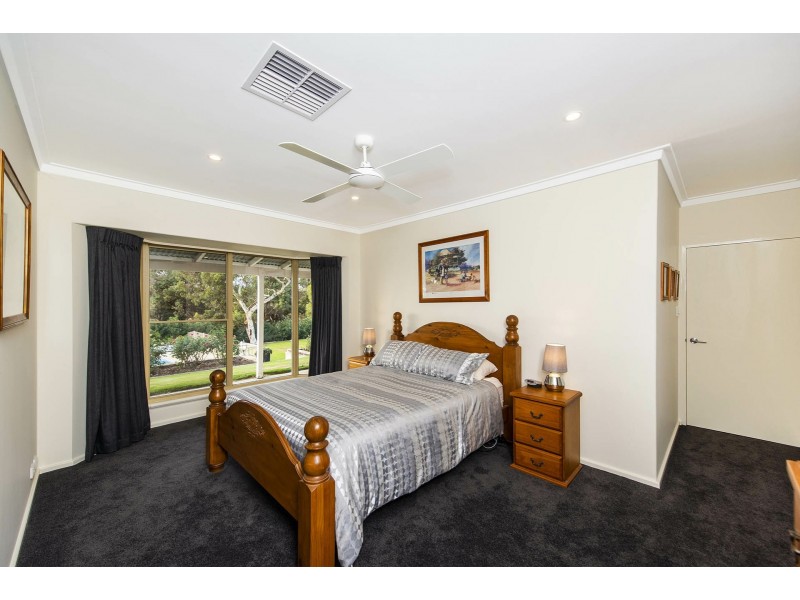 8B Simeon Close, Kalamunda WA 6076