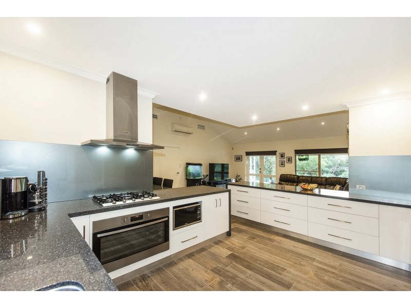 8B Simeon Close, Kalamunda WA 6076