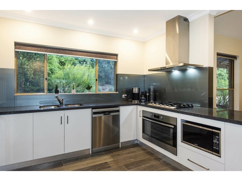 8B Simeon Close, Kalamunda WA 6076