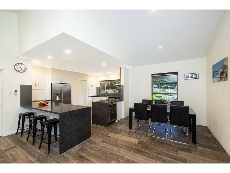 8B Simeon Close, Kalamunda WA 6076