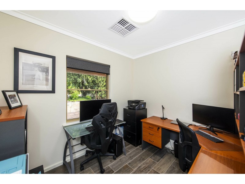 8B Simeon Close, Kalamunda WA 6076