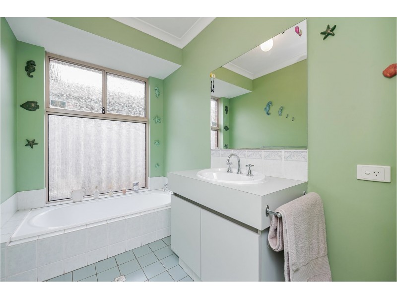 21 Emerald Court, Maida Vale WA 6057