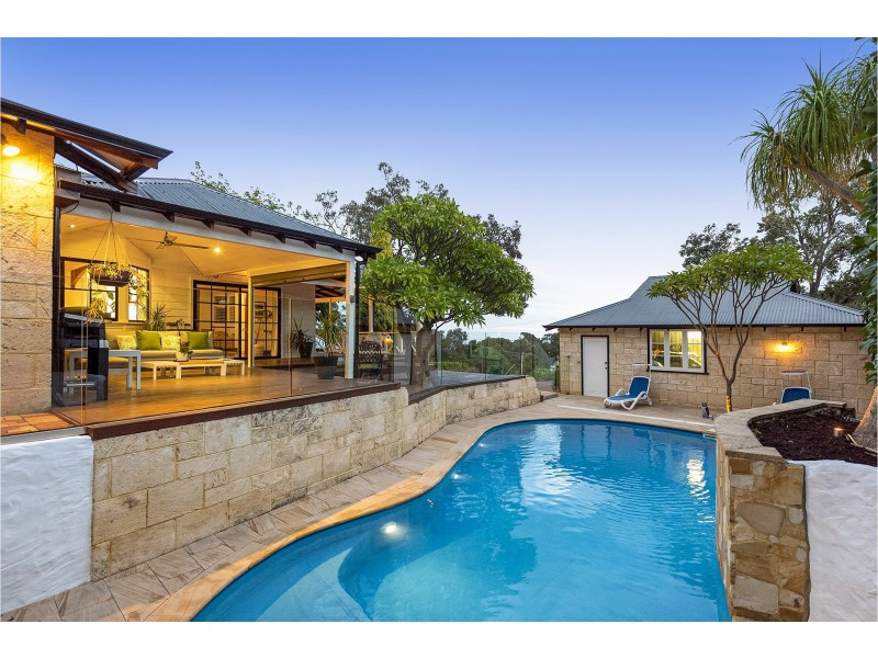 2 Mount Terrace, Kalamunda WA 6076