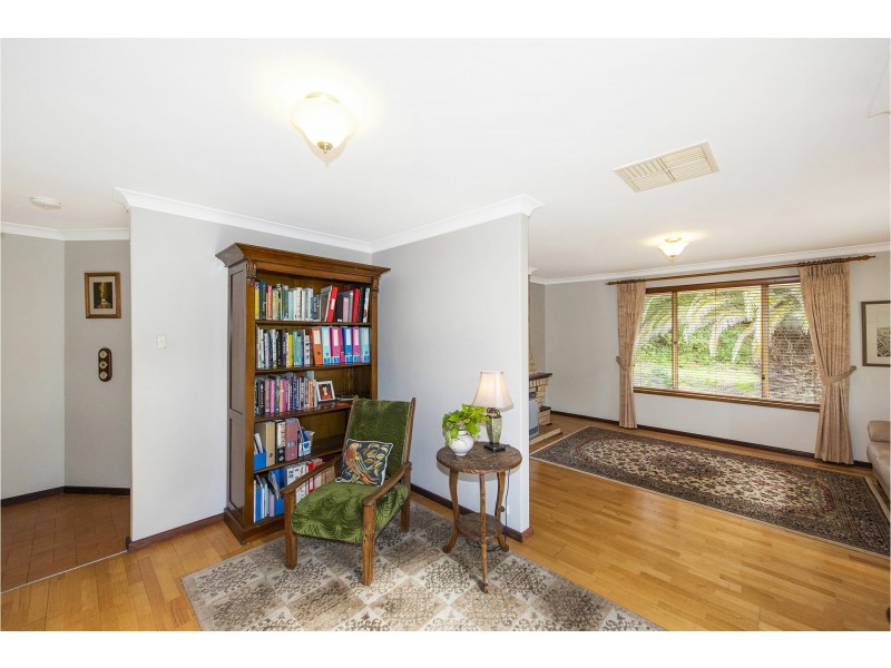 26 Lourdes Street, Lesmurdie WA 6076