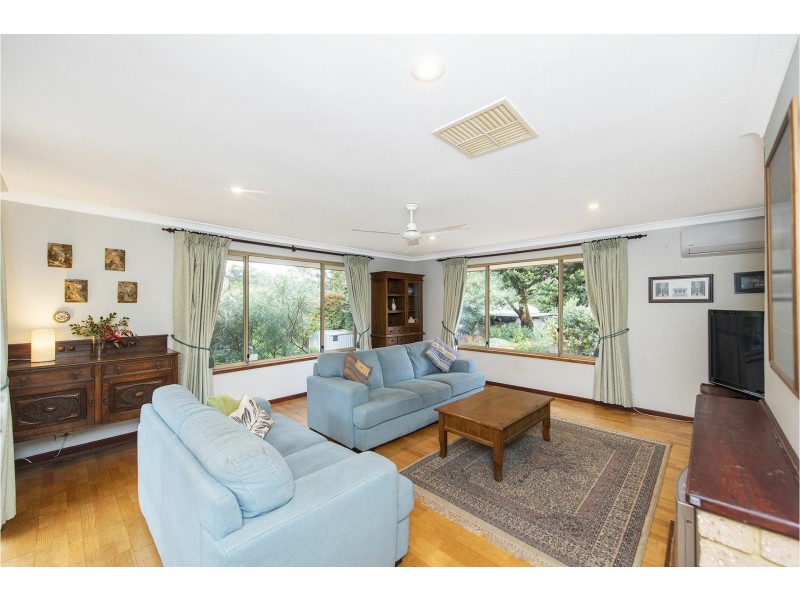 26 Lourdes Street, Lesmurdie WA 6076