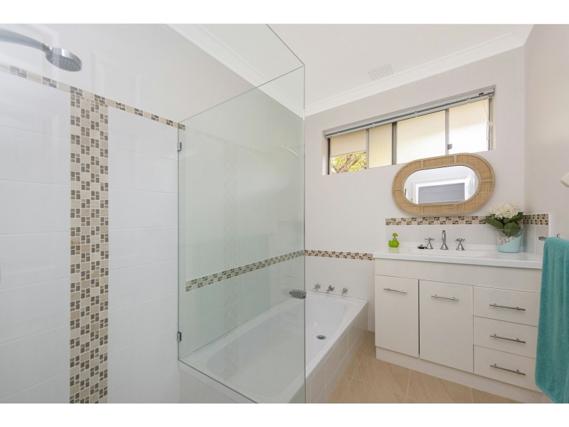 11 Scenic Drive, Maida Vale WA 6057