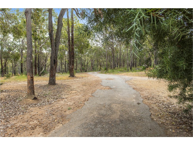 186 Mitchell Road, Bickley WA 6076