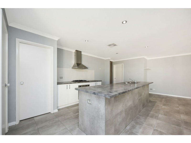 7 Heroic Lane, Wattle Grove WA 6107