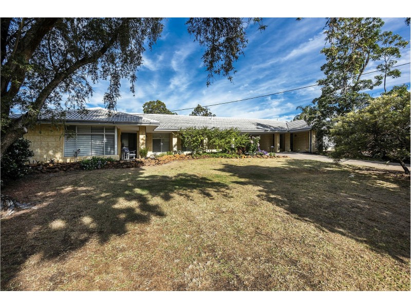 18 Mary Drive, Lesmurdie WA 6076