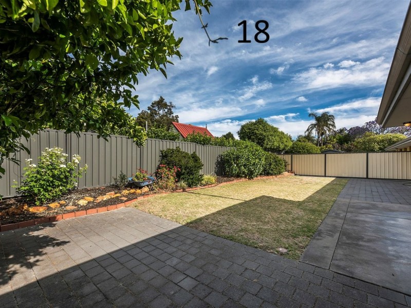 18 Mary Drive, Lesmurdie WA 6076