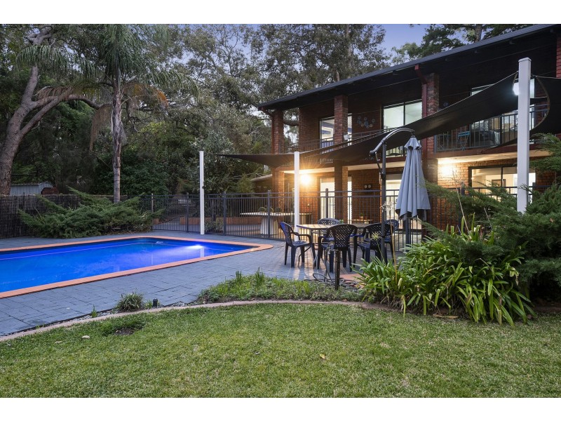 16 Hope Crescent, Lesmurdie WA 6076