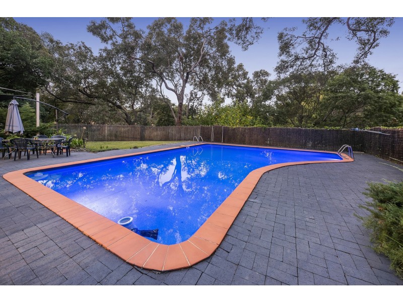 16 Hope Crescent, Lesmurdie WA 6076