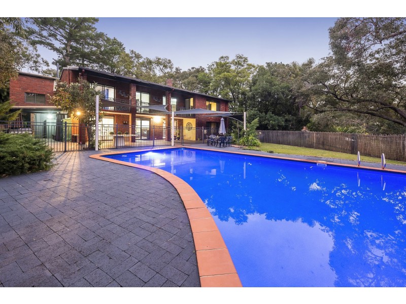 16 Hope Crescent, Lesmurdie WA 6076