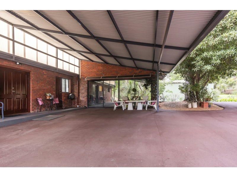 16 Hope Crescent, Lesmurdie WA 6076