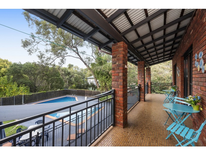 16 Hope Crescent, Lesmurdie WA 6076