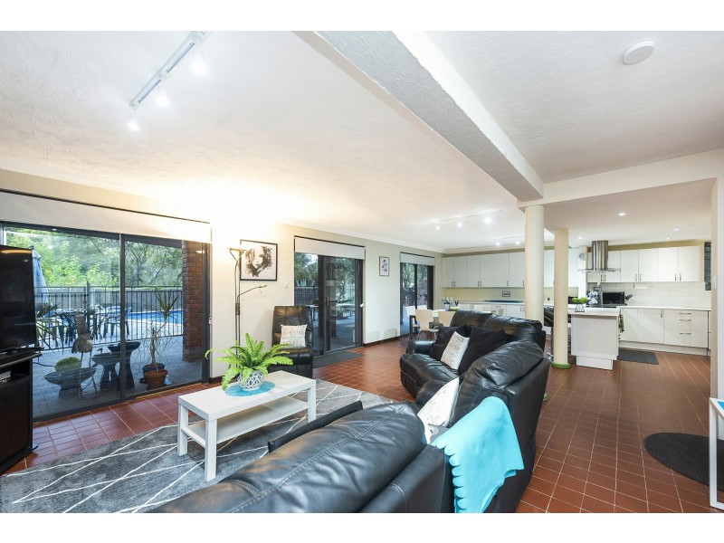 16 Hope Crescent, Lesmurdie WA 6076