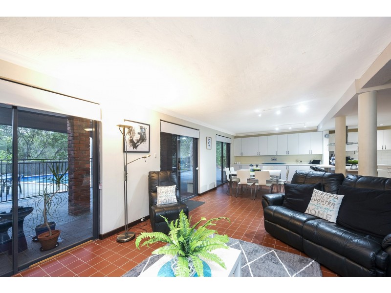 16 Hope Crescent, Lesmurdie WA 6076