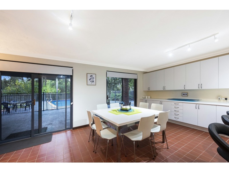 16 Hope Crescent, Lesmurdie WA 6076