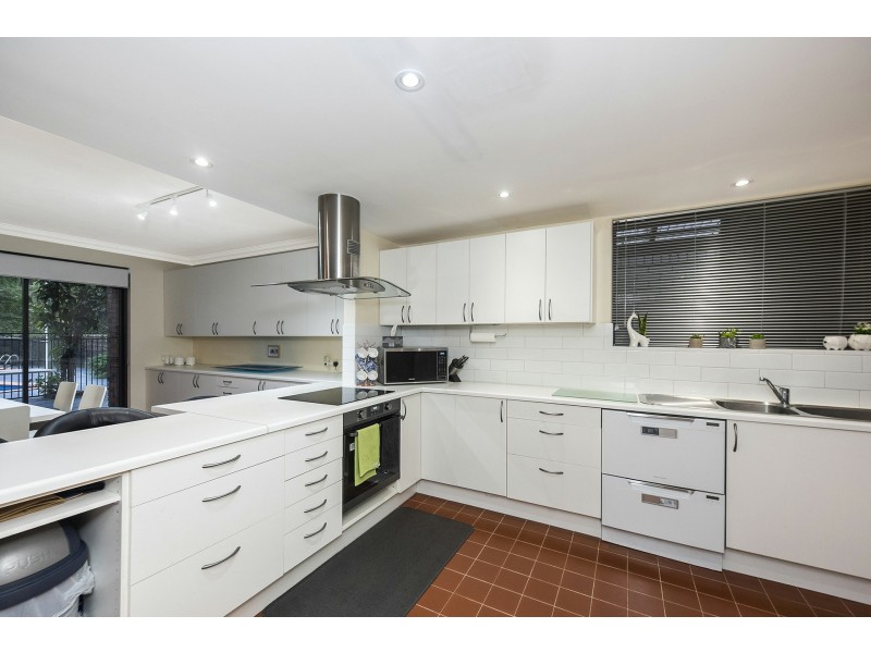 16 Hope Crescent, Lesmurdie WA 6076