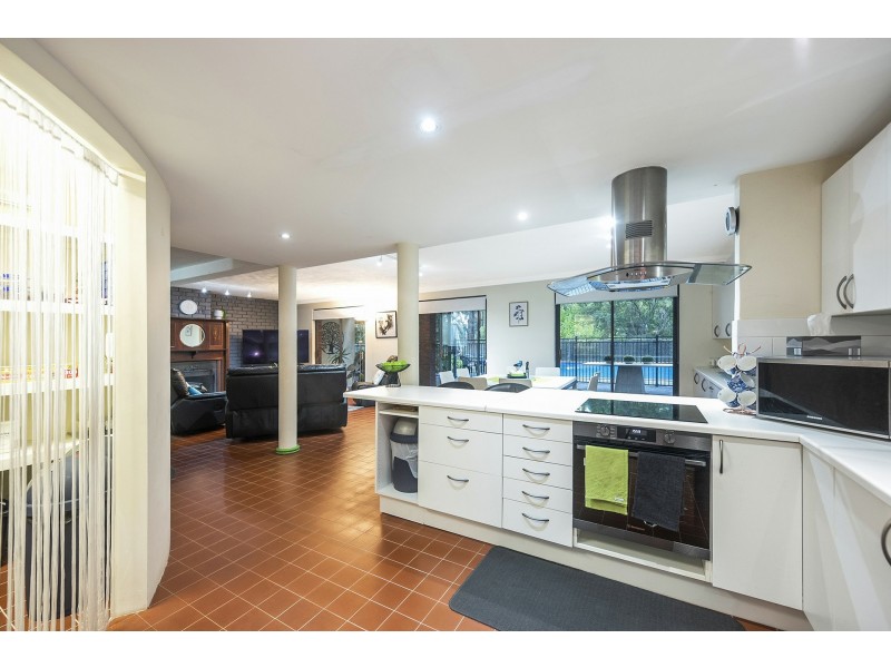 16 Hope Crescent, Lesmurdie WA 6076