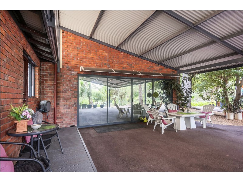 16 Hope Crescent, Lesmurdie WA 6076