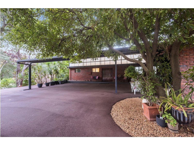 16 Hope Crescent, Lesmurdie WA 6076