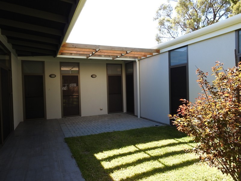 14 White Road, Kalamunda WA 6076