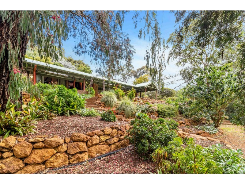 14 Karralika Avenue, Kalamunda WA 6076