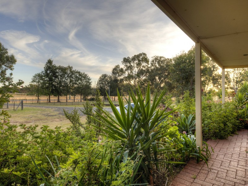 2 Warren Road, Bullsbrook WA 6084