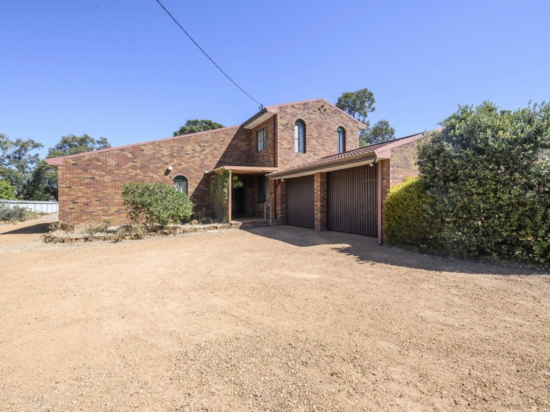 24 Kershaw Ave, Lesmurdie WA 6076