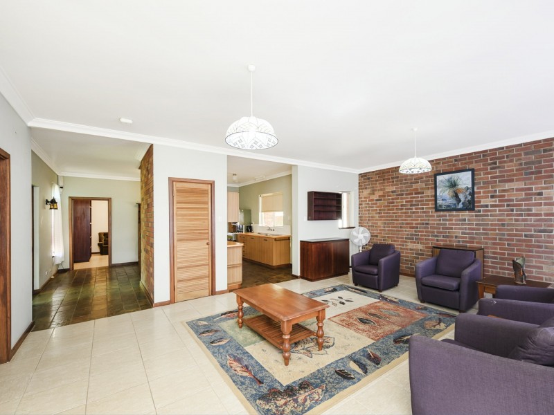 24 Kershaw Ave, Lesmurdie WA 6076