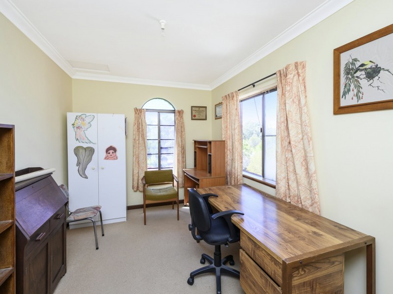 24 Kershaw Ave, Lesmurdie WA 6076