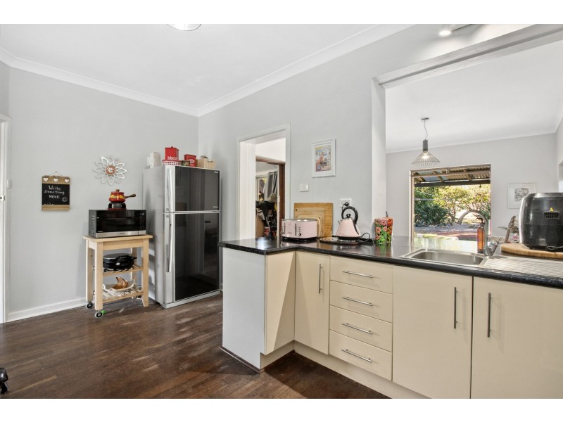 4 Ray Road, Swan View WA 6056