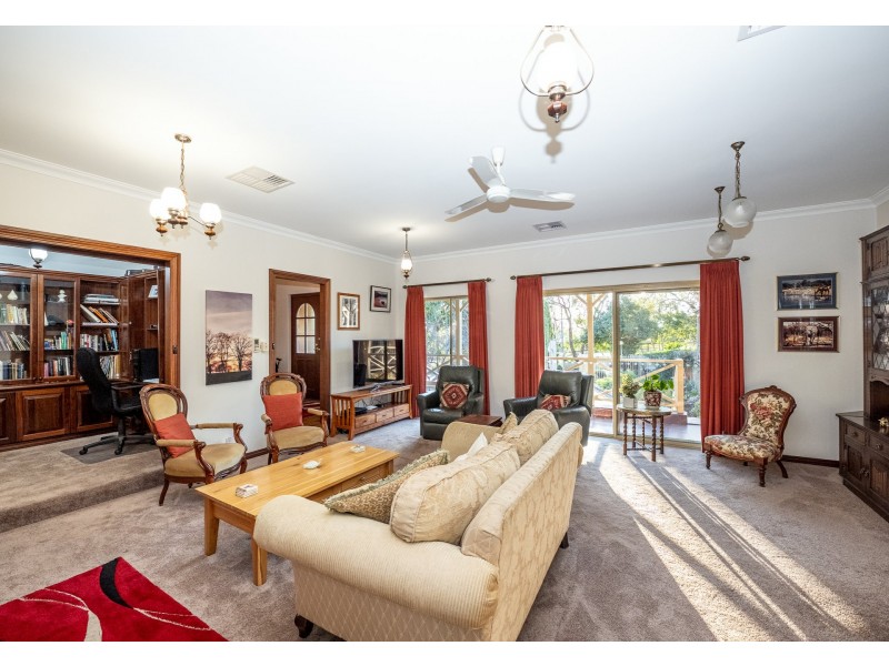 6 Glenlea Drive, Helena Valley WA 6056