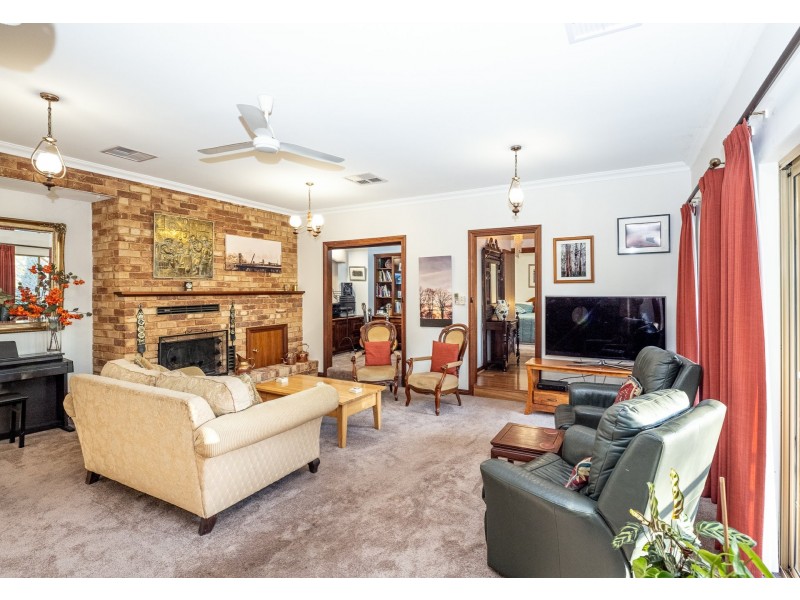 6 Glenlea Drive, Helena Valley WA 6056