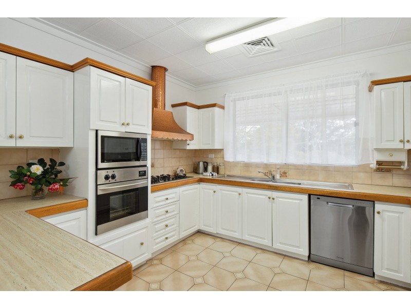 8 Avonia Road, Kalamunda WA 6076
