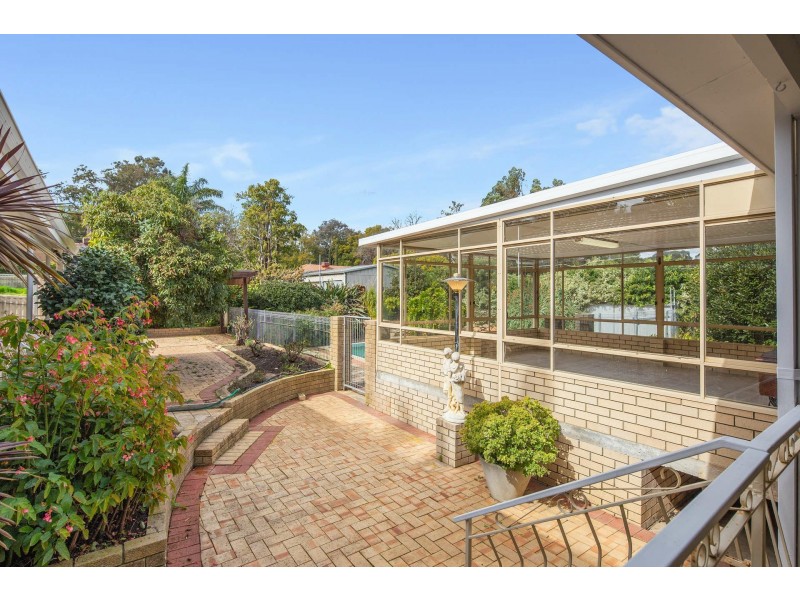 8 Avonia Road, Kalamunda WA 6076