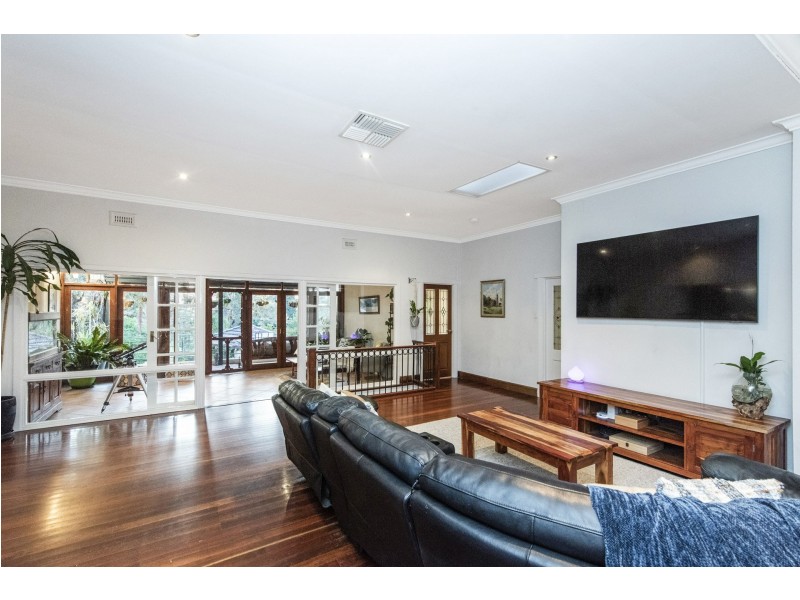 9 Alpine Road, Kalamunda WA 6076