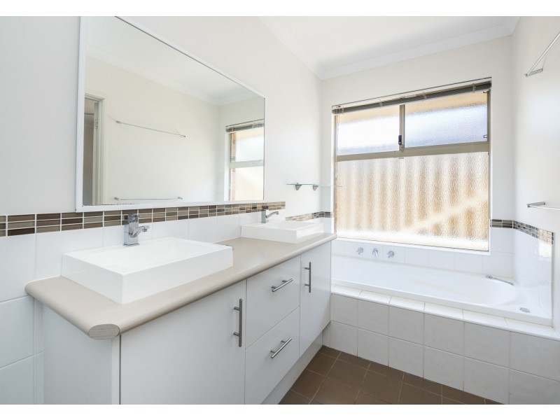 16 Camargue Green, Secret Harbour WA 6173