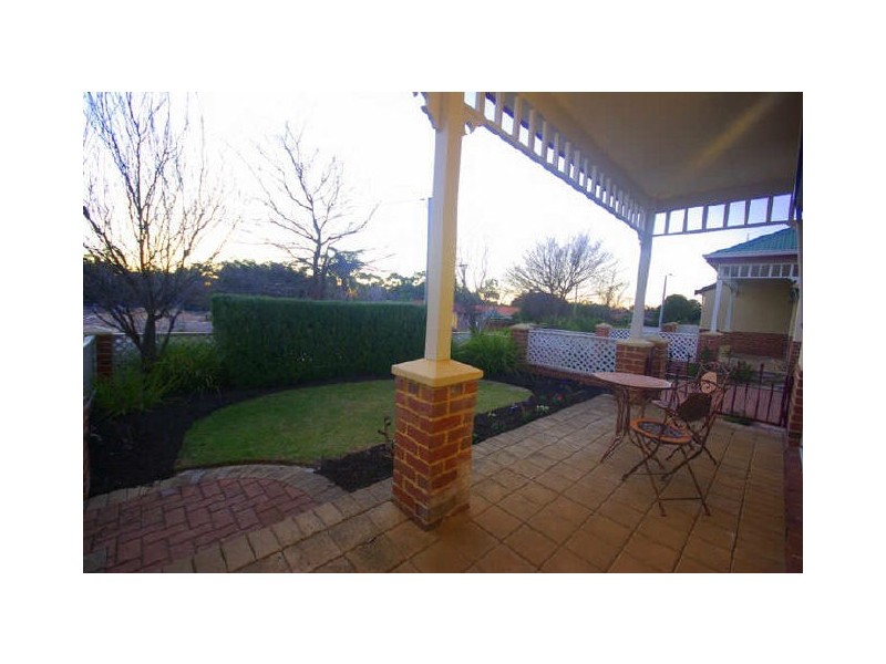 2/11 Brooks Street, Kalamunda WA 6076