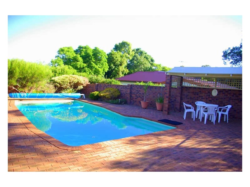 19 Holly Way East, Kalamunda WA 6076