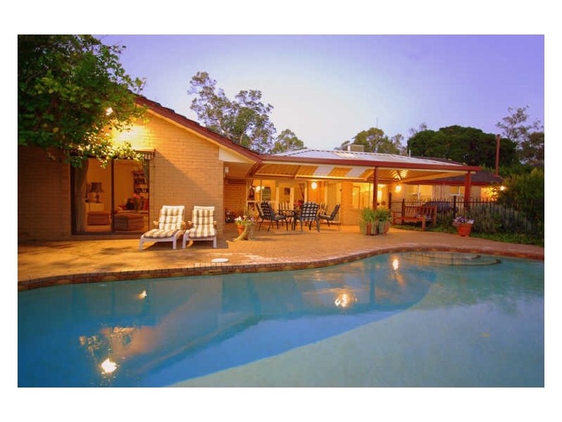 8 Peet Road, Kalamunda WA 6076