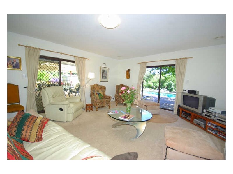 8 Peet Road, Kalamunda WA 6076