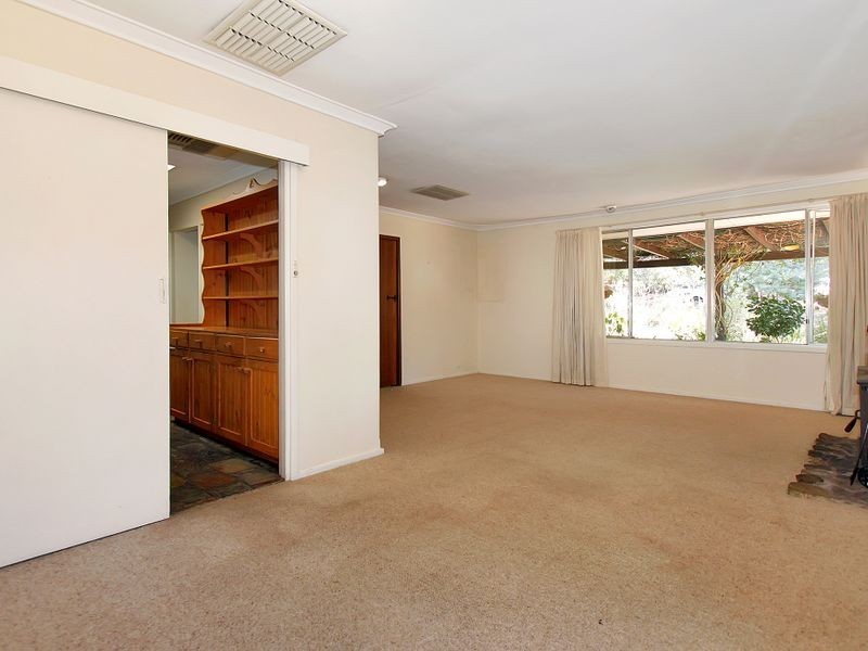 17 Hinkler Road, Kalamunda WA 6076