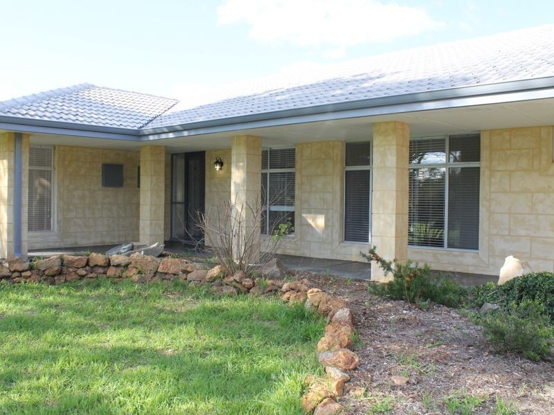 18 Mary Drive, Lesmurdie WA 6076