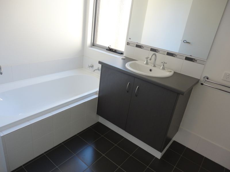 10/2 Briza Lane, Forrestfield WA 6058