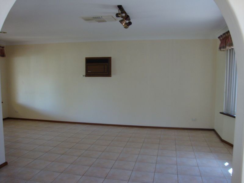 9 Linden Way, Forrestfield WA 6058